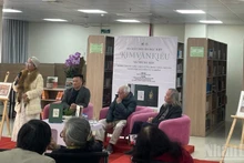 화가 응우옌 투 응히엠의 아내인 응우옌 투 지앙이 남편과 그의 ‘끼에우’ 그림에 대해 이야기하고 있다.