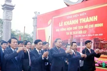 또럼 베트남 공산당 서기장이 디엔비엔성 디엔비엔푸 지역의 E2 언덕 역사 유적지에 위치한 호찌민 주석 기념관에서 분향하고 있다. (사진: VNA)