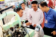 국제 바이어와 투자자들이 베트남을 직접 방문해 현장 조사를 하고, 계약을 체결하며, 파트너를 모색하는 등 분주한 모습을 보이고 있다. 사진: BAC SON