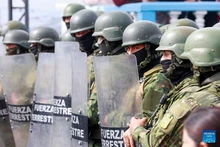 에콰도르 키토, 2025년 9월 16일 — 에콰도르 군이 질서 유지를 위해 배치된 모습. 다니엘 노보아 에콰도르 대통령은 화요일, 디젤 가격 인상에 반발해 운송 노조가 파업에 돌입한 이후 "심각한 내란"을 이유로 7개 주에 60일간의 비상사태를 선포했다. 이번 대통령령은 군과 국가경찰이 질서 유지, 폭력 방지, 시민 보호는 물론 자유로운 이동과 경제 활동 보장을 위해 필요한 조치를 취할 수 있도록 허용한다. (사진: 신화통신)