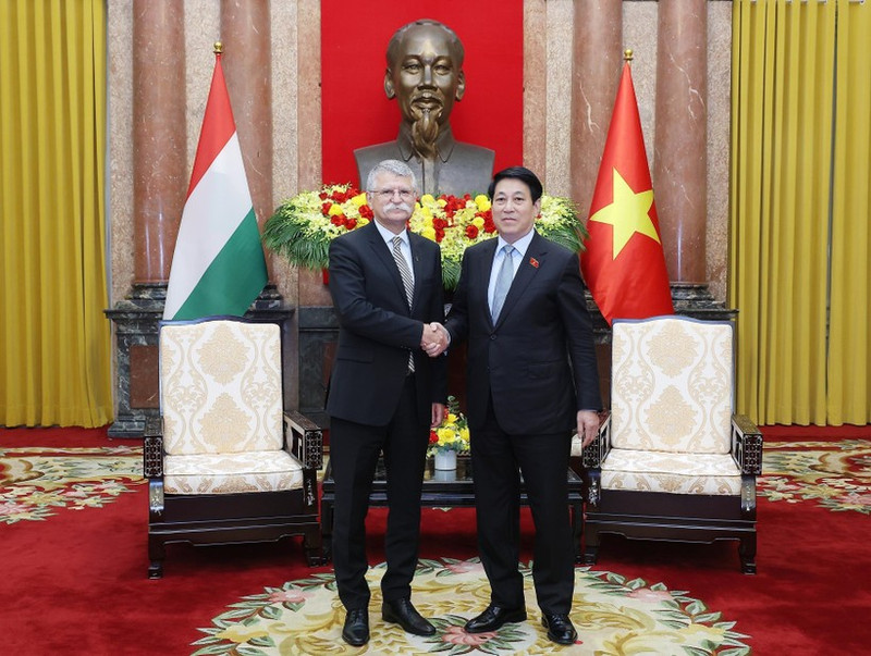 베트남의 르엉 끄엉 국가주석(오른쪽)과 헝가리 국회의 코베르 라슬로 의장이 20일 하노이에서 회담을 가졌다. (VNA)
