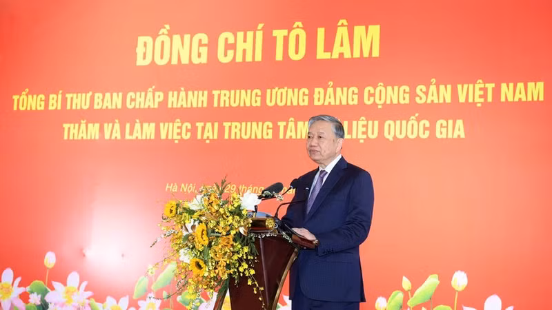 또 럼 당 서기장이 29일 하노이 호아락 하이테크파크 내 국가 데이터 센터 1호를 방문해 연설하고 있다. (사진: Dang Khoa)