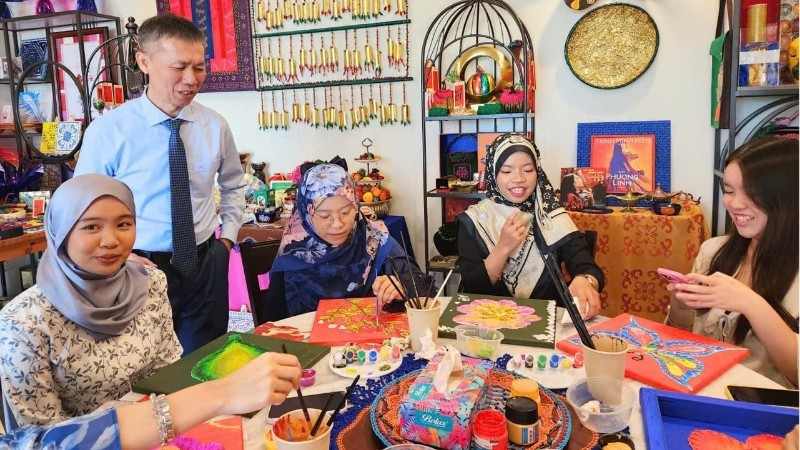 쩐 쫑 응이아 박사와 브루나이 학생들이 행사에 참석하고 있다.