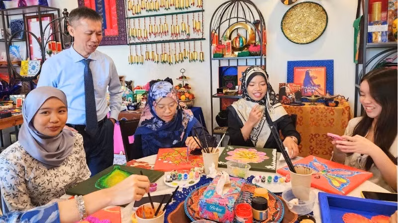 쩐 쫑 응이아 박사와 브루나이 학생들이 행사에 참석하고 있다.