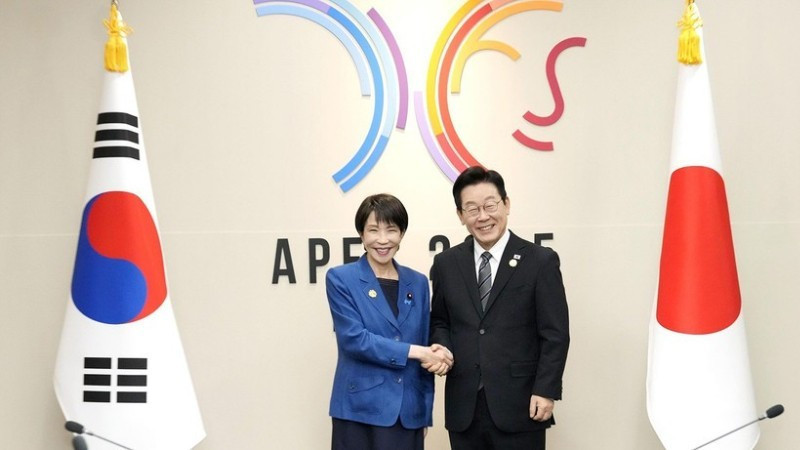 이재명 한국 대통령이 지난 10월 30일 경주에서 열린 APEC 정상회의를 계기로 일본의 다카이치 사나에 총리와 회담을 가졌다. (사진: VNA)