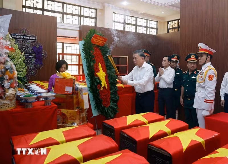 또 럼 당 서기장 겸 국가주석이 지난 17일 호찌민시 레티리엥(Le Thi Rieng) 공원에서 순국선열과 전몰영령을 추모하며 분향하고 있다. (사진: VNA)
