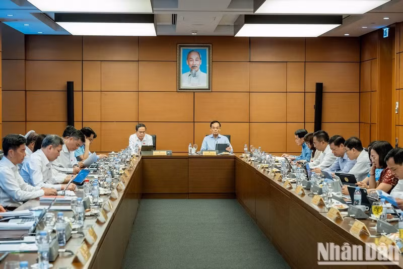 국회 의원들이 꽝닌과 박닌 등 2개성의 중앙직할시 승격안에 대해 조별 논의를 진행하고 있다. (사진: THỦY NGUYÊN)
