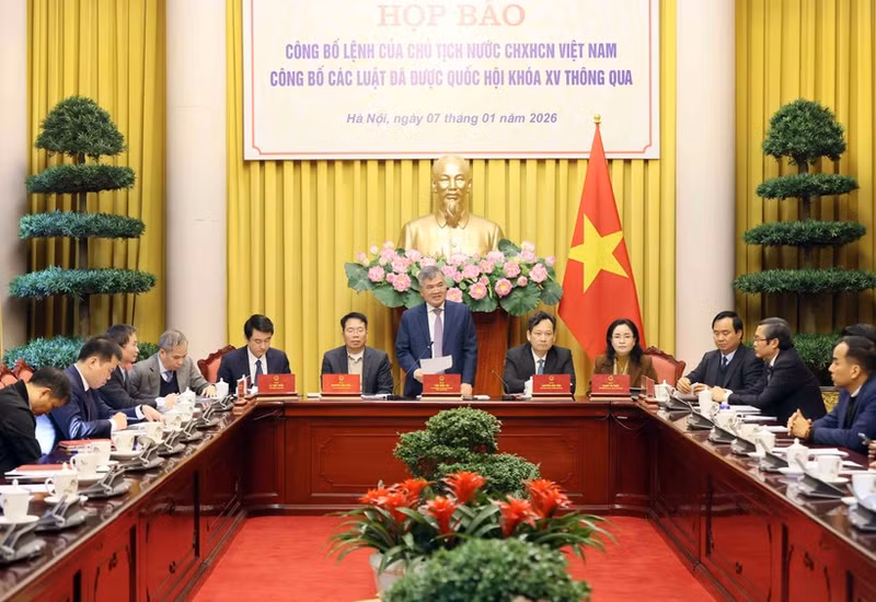 국가주석실이 7일, 기자회견에서 제15기 국회 제10차 회기에서 채택된 12개 법률의 공포를 알리는 국가주석 명령을 발표하고 있다. (사진: VNA)