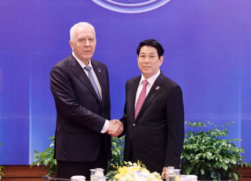 르엉 끄엉 국가주석이 25일 하노이에서 러시아 검찰총장 알렉산드르 구찬을 접견하고 있다. (사진: VNA)