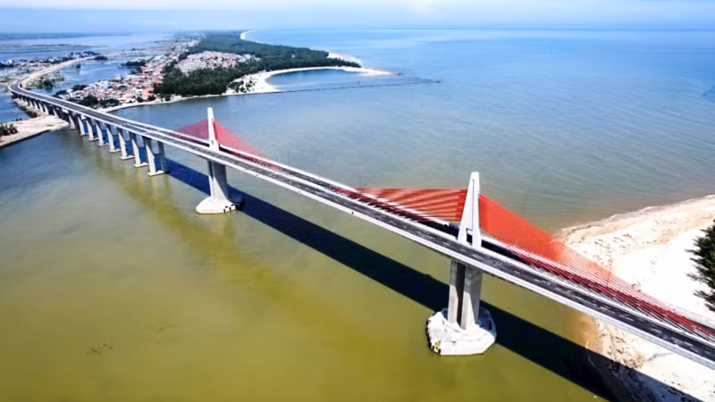 투언안 하구 위에 놓인 다리.