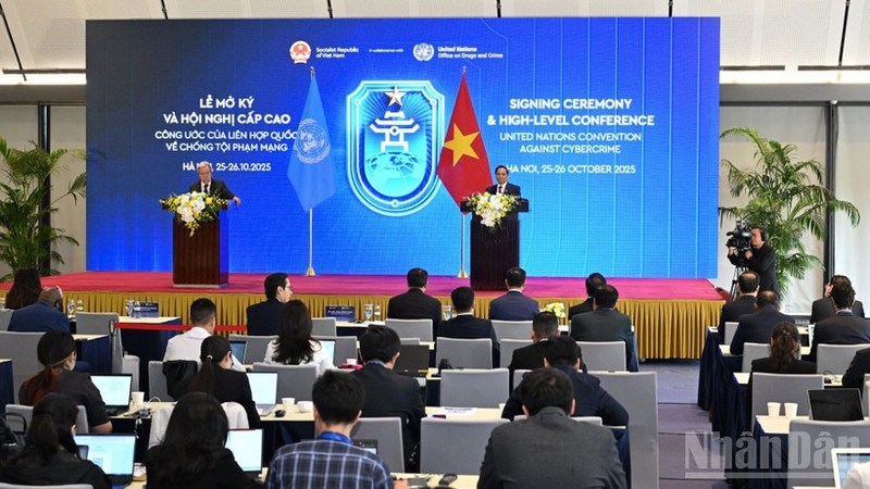 하노이 협약 서명식 기자회견에서 베트남 총리와 유엔 사무총장이 함께하고 있다. (사진: 찐 하이)