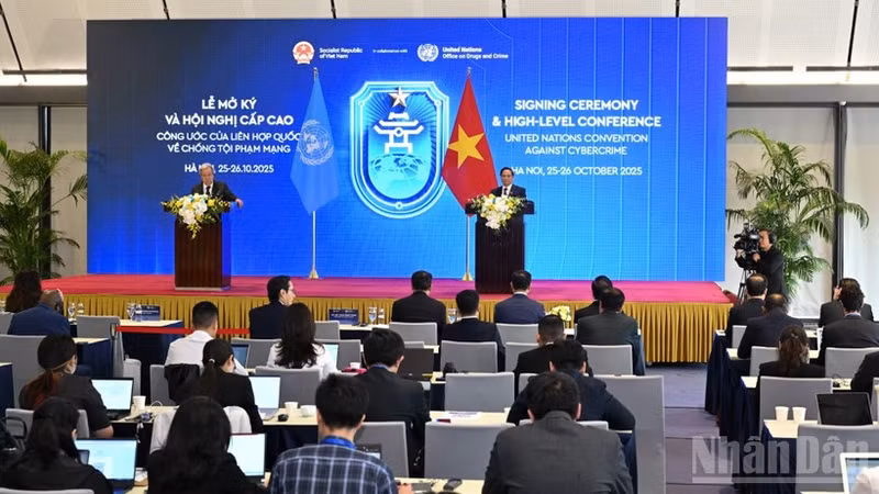 하노이 협약 서명식 기자회견에서 베트남 총리와 유엔 사무총장이 함께하고 있다. (사진: 찐 하이)