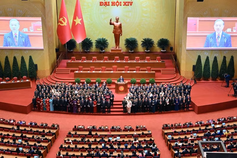 제14기 당 중앙위원회 위원들이 대회에 소개되고 있다.