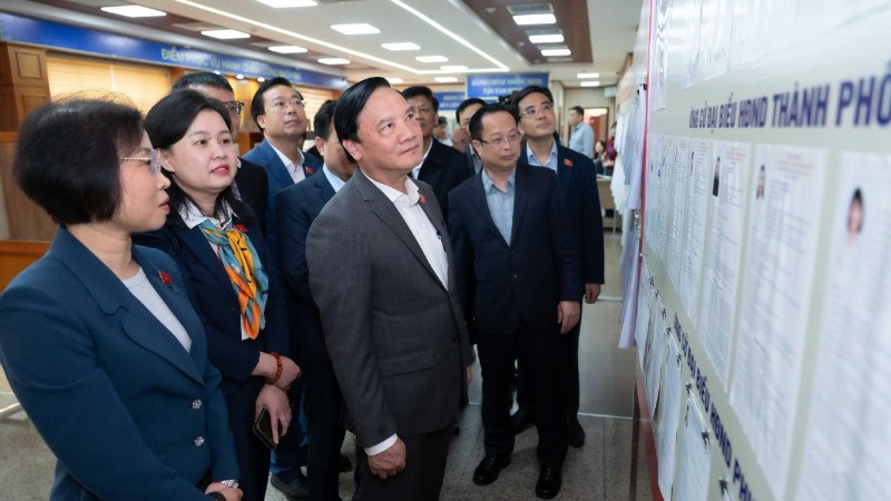 응우옌 칵 딘 국회 부의장이 박마이동에서 선거 준비 상황을 점검하고 있다. (사진: quochoi.vn)