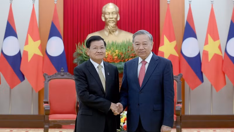 또 럼 베트남 공산당 서기장(오른쪽)과 통룬 시술릿 라오스 인민혁명당 서기장 겸 국가주석(사진: 당코아)