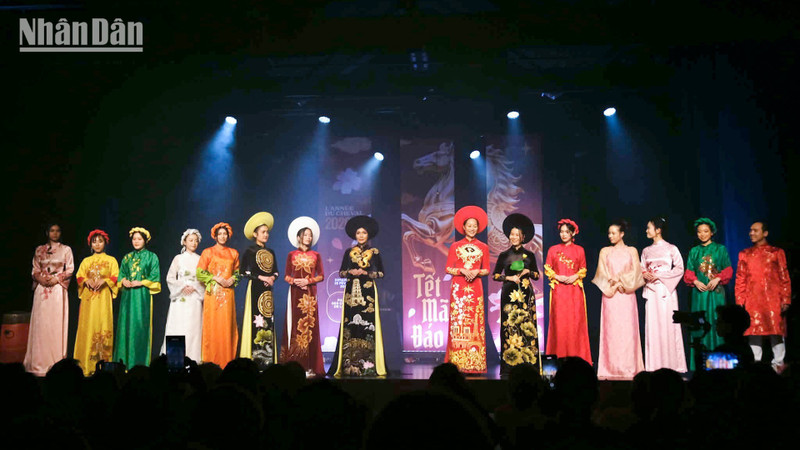 행사에서 진행된 아오자이 공연.