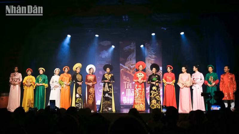 행사에서 진행된 아오자이 공연.