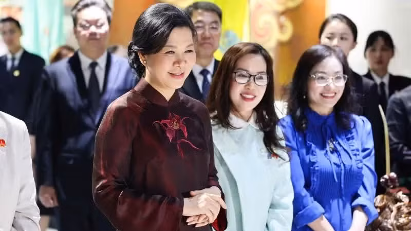 또 럼 베트남 공산당 중앙위원회 서기장 겸 국가주석의 부인 응오프엉리 여사가 16일 광시 민족음악박물관을 둘러보고 있다. (사진: VNA)