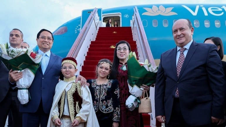 팜 민 찐 베트남 총리 내외가 우아리 부메디엔 국제공항에서 환영을 받고 있다. (사진: VGP)