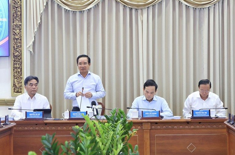 호찌민시 응우옌반즈억 시 위원장이 회의에서 발언하고 있다.