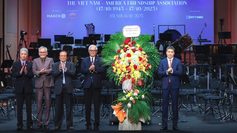 베트남-미국 우호협회 창립 기념식에서 판 안 손 베트남 평화우호조직연합회(VUFO) 회장(맨 오른쪽)이 축하 꽃다발을 전달하고 있다. (사진: 망 응우옌)