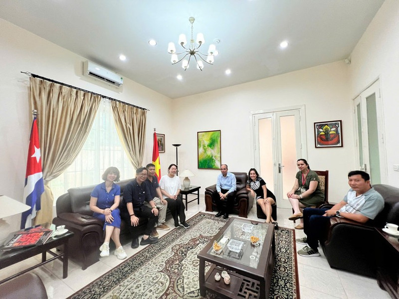 영화 제작진이 베트남 주재 쿠바 대사관과 의견을 나누고 있다. (사진: VTV)