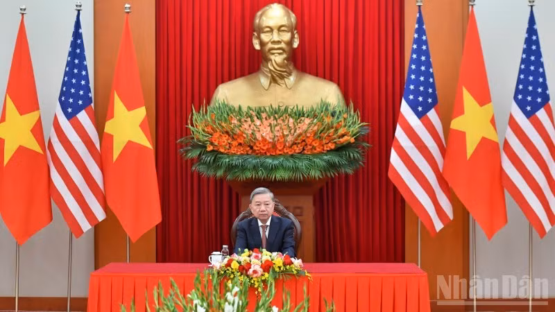 2024년 11월, 또럼 베트남 공산당 서기장이 도널드 트럼프 미국 대통령과 전화 통화를 하고 있다.