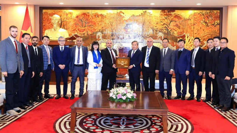 하노이 인민위원회 부 다이 탕 위원장이 아랍비즈니스위원회 대표단을 접견하고 있다.