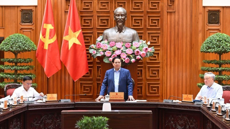 팜 민 찐(Pham Minh Chinh) 베트남 총리가 자연재해 피해 복구 대책을 논의하는 정부 상임위원회 회의에서 발언하고 있다. (사진: 찐 하이)