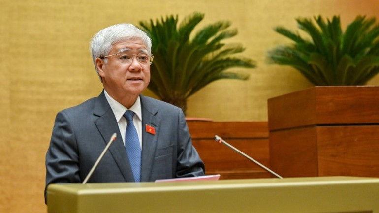 베트남 조국전선 중앙위원회 도 반 찌엔 위원장이 회의에서 발언하고 있다. (사진: 즈이 린)