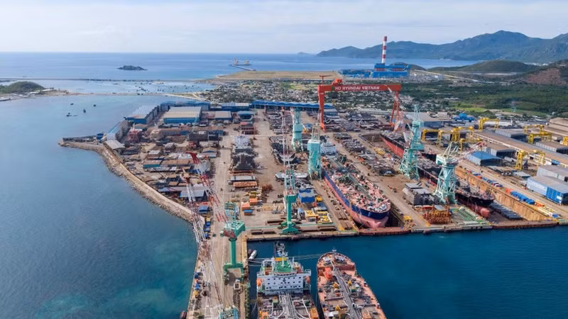 HD현대 베트남 조선소는 반퐁 일대에 물류 가치사슬과 지원 서비스의 형성을 촉진하는 데 기여하고 있다.