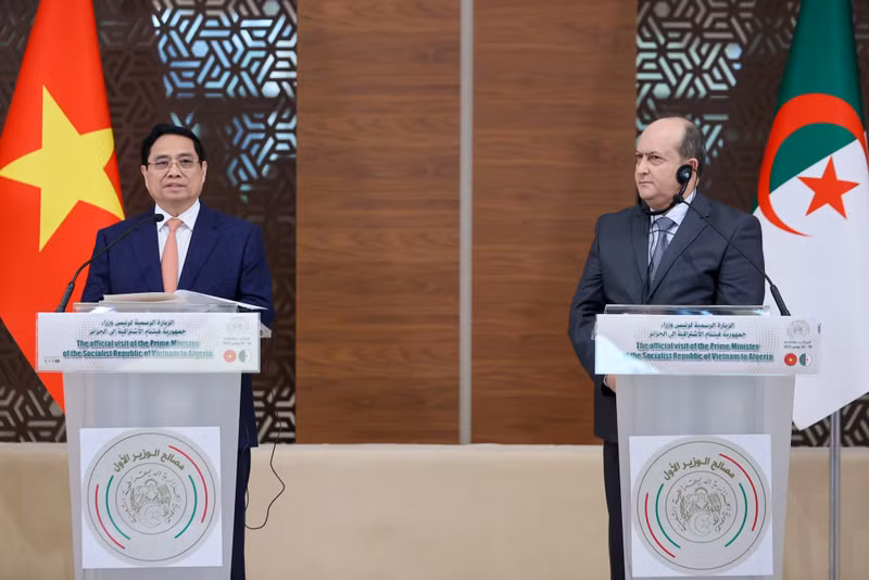 베트남 팜 민 찐 총리와 알제리 시피 그리엡 총리가 19일(현지시간) 알제리 수도 알제에서 공동 기자회견을 하고 있다. (사진: VGP)