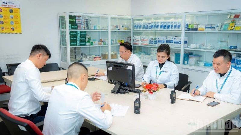 노이바이 응급의료팀의 구성원들이 지휘 근무실에서 전문적인 협의를 진행하고 있다.