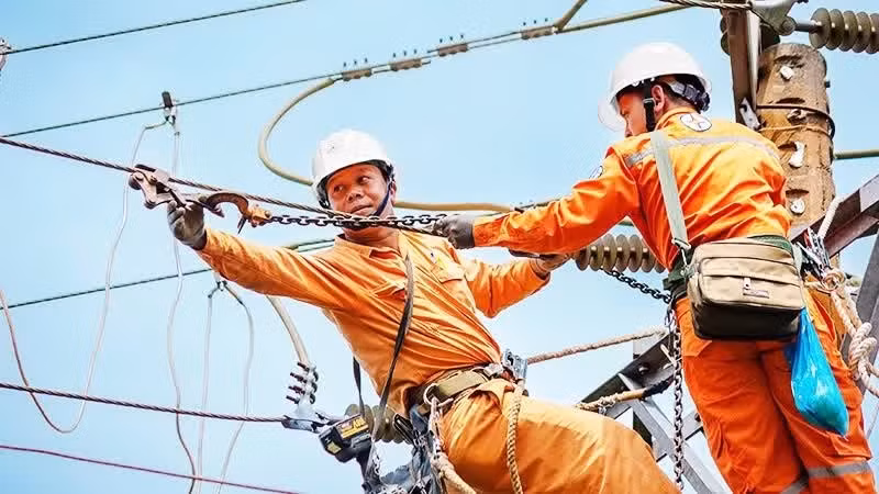 EVNSPC, 건기 동안 안정적인 전력 공급을 위해 송전선로에 대한 정기 점검이 강화되고 있다. (사진: VNA)