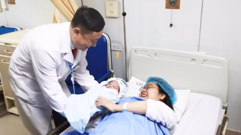 국립산부인과병원 부원장인 부반두(Associate Professor Dr Vu Van Du) 부교수는 산모에게 축하의 말을 전했다.