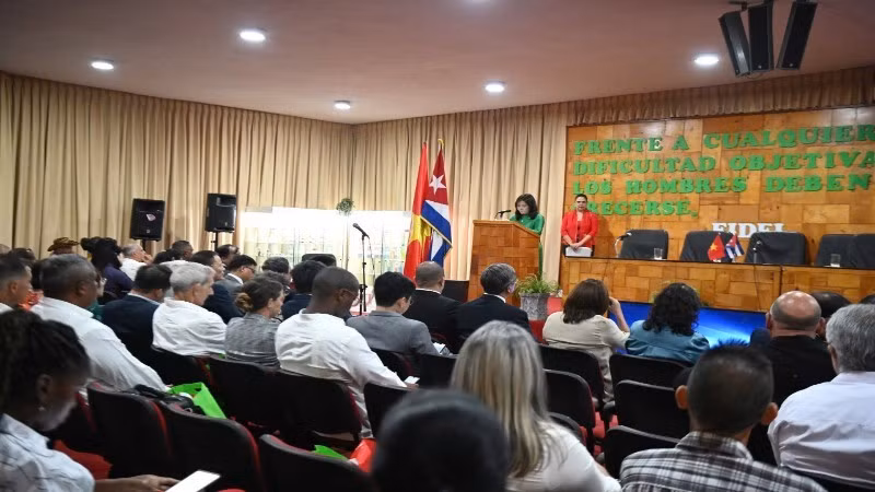 그린 이코노믹스 연구소 즈엉 빅 디엡 소장이 아바나에서 열린 베트남-쿠바 농업 바이오기술•천연 건강관리 네트워크 출범식에서 연설하고 있다.