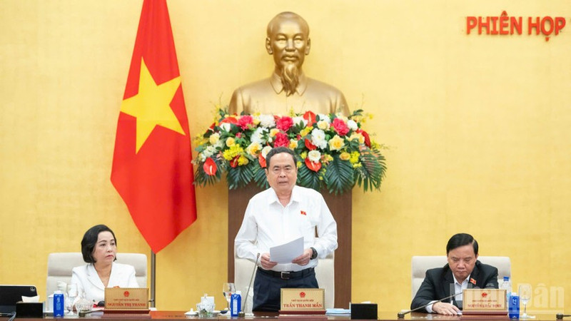 19일 제55차 회의를 마무리한 국회 상임위원회. (사진: Duy Linh)