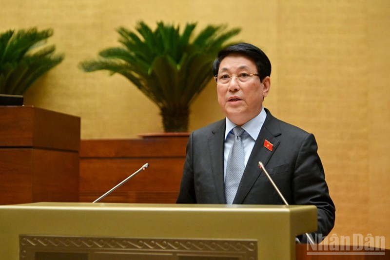 2021–2026년 임기 동안 국가주석의 업무 수행에 관한 보고서를 10월 20일 제15기 국회 제10차 회의에서 발표하는 르엉 끄엉 주석. (사진: Duy Linh)