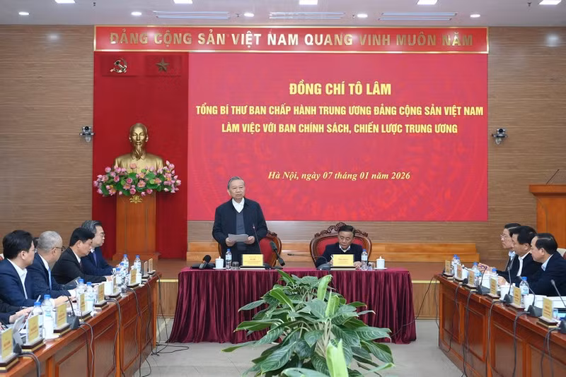 또럼 당 서기장이 7일 당 중앙위원회 정책전략위원회와 업무 회의를 진행하고 있다. (사진: Dang Khoa)