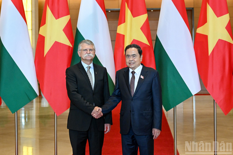 쩐 탄 먼 국회의장(오른쪽)과 코베르 라슬로 헝가리 국회의장이 20일 하노이에서 만났다. (사진: 즈이 린)