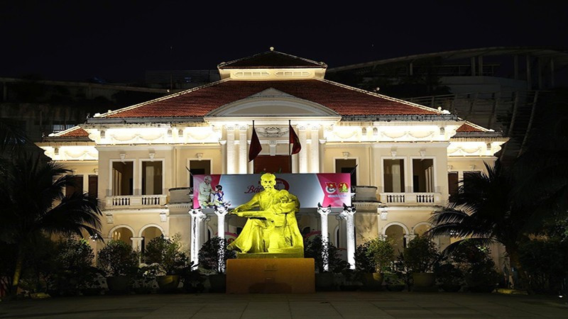 호찌민시 어린이회관의 야경.