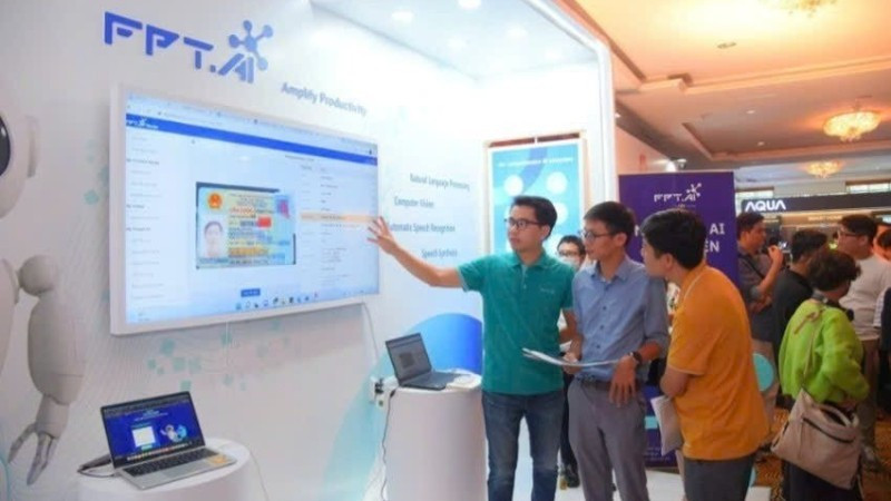 FPT 그룹이 개발한 인공지능 솔루션을 체험하고 있는 고객들.