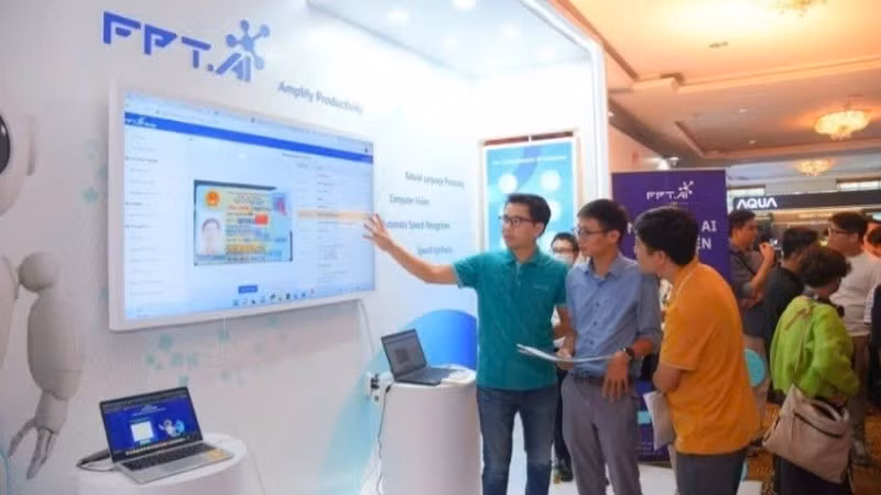 FPT 그룹이 개발한 인공지능 솔루션을 체험하고 있는 고객들.