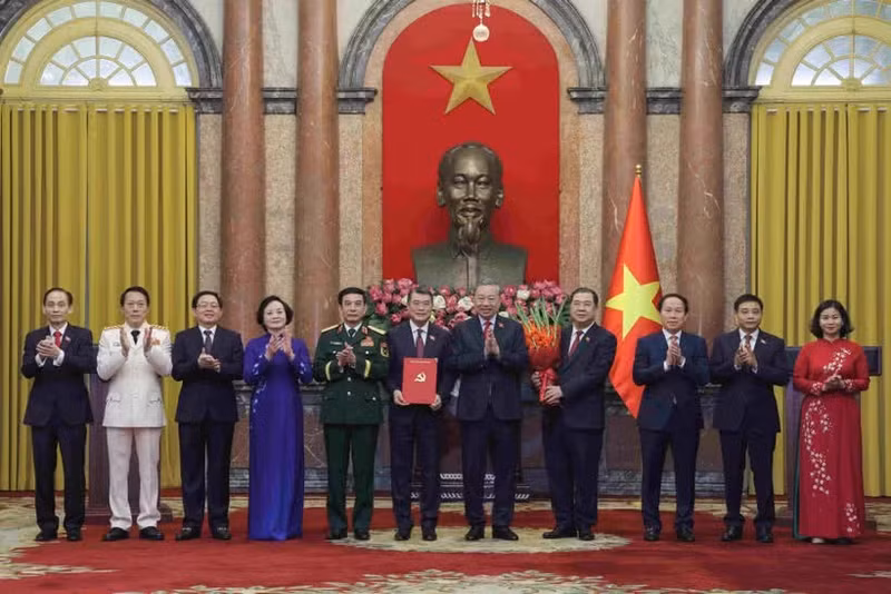 또 럼 당 서기장 겸 국가주석이 레민흥 총리 등 새 정부 구성원들에게 임명 결정서를 전달하고 축하하고 있다. (사진: 남아인)