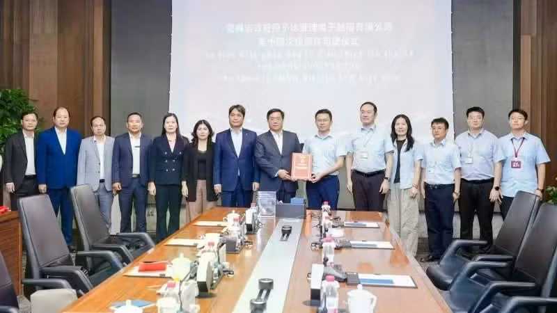 쩐주이동 푸토성 인민위원장이 BYD에 투자등록증서를 수여하고 있다.