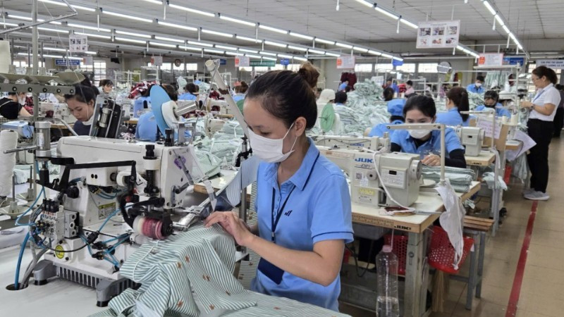 꽝응아이성에 위치한 의류 제조 시설. (사진: 민 코이)