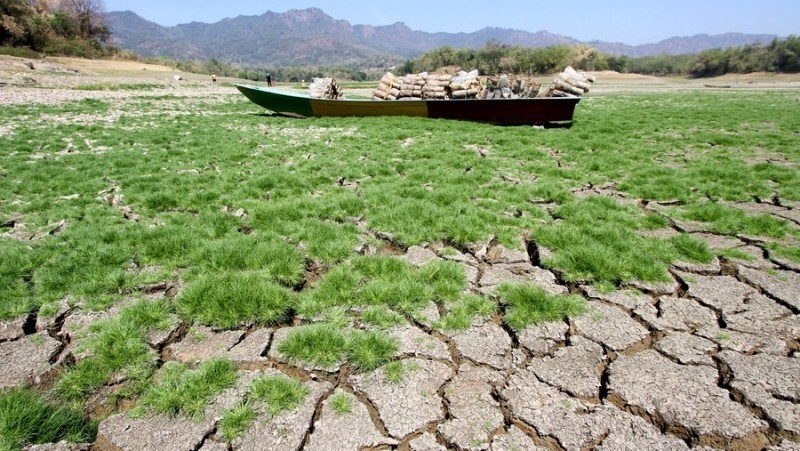 2023년 8월 인도네시아 워노기리의 저수지 바닥에 좌초된 보트. (사진: 신화통신)