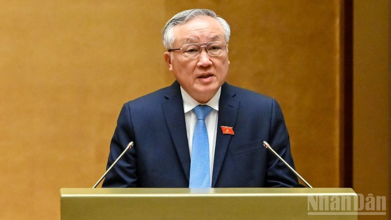 응우옌 호아 빈 상임 부총리는 20일 제15기 국회 제10차 회의에서 2021~2026년 정부의 성과에 대해 보고했다. (사진: 즈이 린)