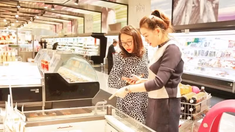 하노이의 한 슈퍼마켓에서 식료품을 구매하는 소비자들. (사진: Dang Anh)