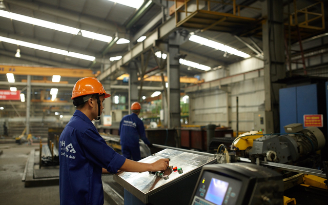 2025-2026년 기간 동안 시멘트, 철강, 석탄화력발전 업종의 기업들은 의무 탄소시장 도입에 대비해 배출권을 산정하고 관리해야 한다. (사진: 응우옌 응히)